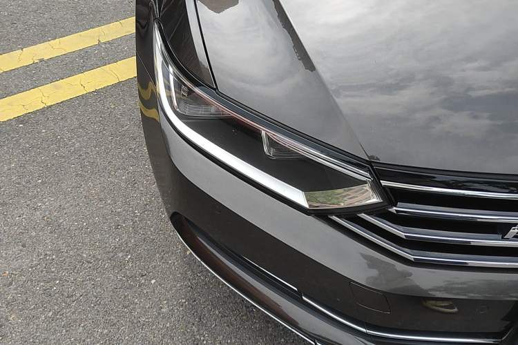 Used Volkswagen Variant 2018 380TSI Two-Wheel Drive Comfort Edition Right Front Headlight