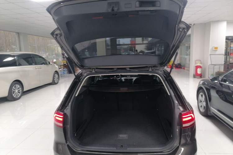 Used Volkswagen Variant 2018 380TSI Two-Wheel Drive Comfort Edition Trunk