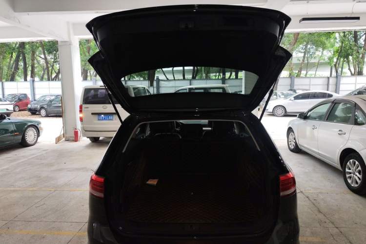 Used Volkswagen Variant 2018 380TSI Two-Wheel Drive Comfort Edition Trunk