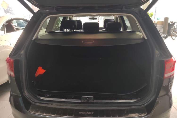 Used Volkswagen Variant 2018 380TSI Two-Wheel Drive Comfort Edition Trunk
