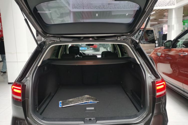 Used Volkswagen Variant 2018 380TSI Two-Wheel Drive Comfort Edition Trunk