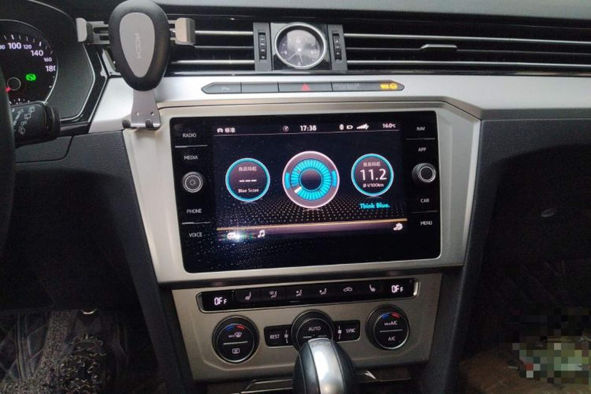 Used Volkswagen Variant 2018 380TSI Two-Wheel Drive Comfort Edition Audio And AC Panel