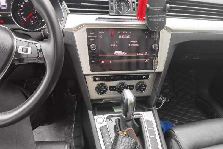 Used Volkswagen Variant 2018 380TSI Two-Wheel Drive Comfort Edition Audio And AC Panel