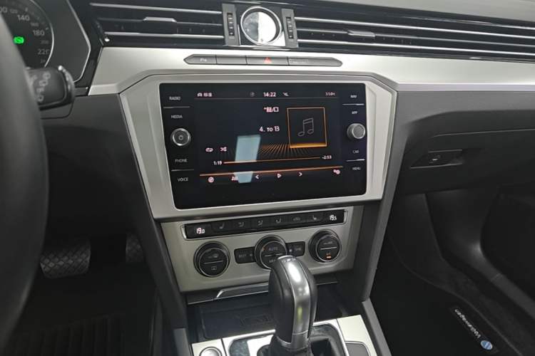 Used Volkswagen Variant 2018 380TSI Two-Wheel Drive Comfort Edition Audio And AC Panel
