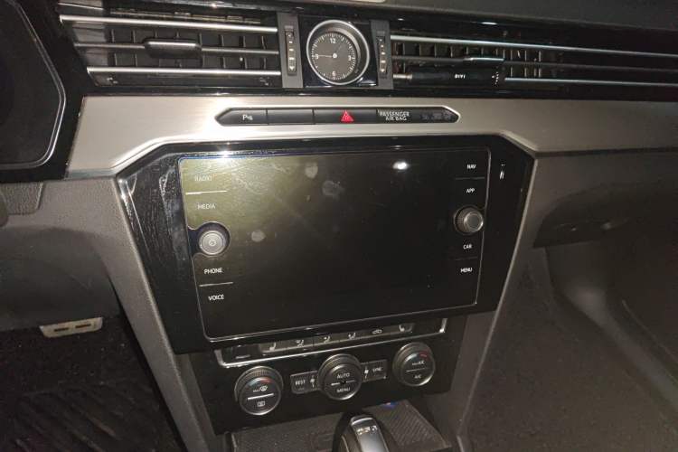 Used Volkswagen Variant 2018 380TSI Two-Wheel Drive Comfort Edition Audio And AC Panel