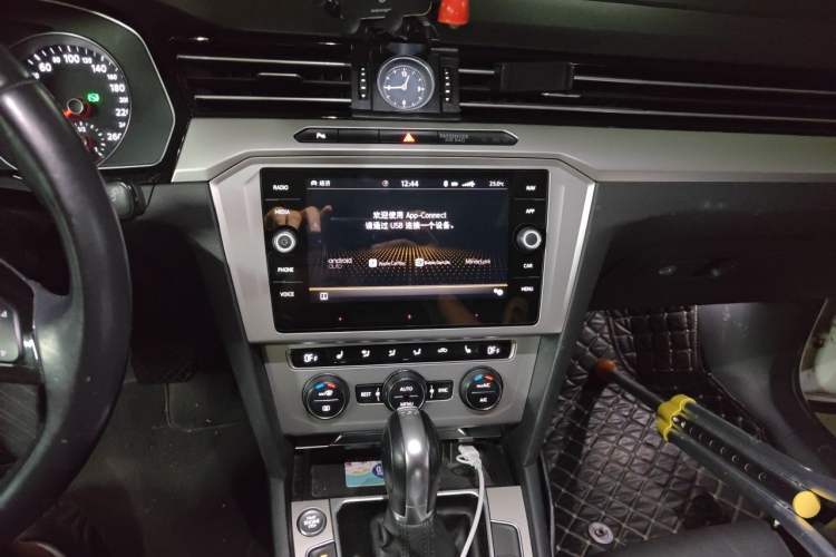 Used Volkswagen Variant 2018 380TSI Two-Wheel Drive Comfort Edition Audio And AC Panel