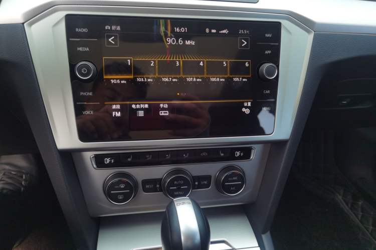 Used Volkswagen Variant 2018 380TSI Two-Wheel Drive Comfort Edition Audio And AC Panel