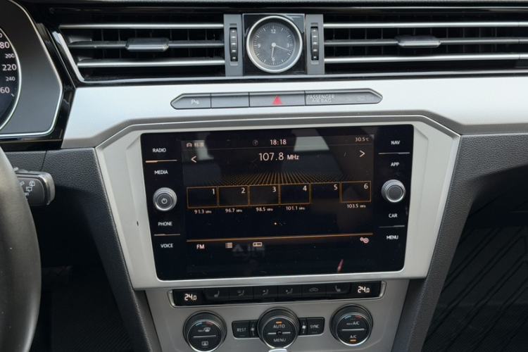 Used Volkswagen Variant 2018 380TSI Two-Wheel Drive Comfort Edition Audio And AC Panel
