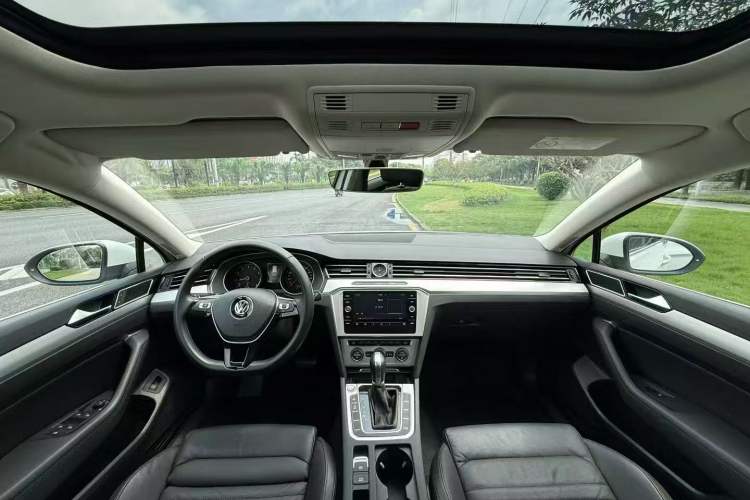 Used Volkswagen Variant 2018 380TSI Two-Wheel Drive Comfort Edition Center Console