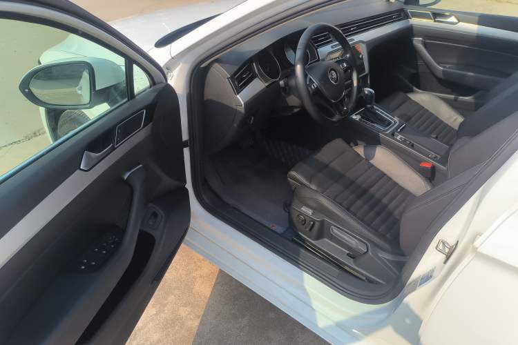 Used Volkswagen Variant 2018 380TSI Two-Wheel Drive Comfort Edition Interior 2