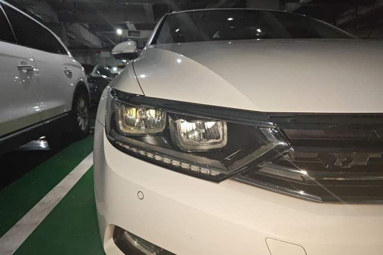 Used Volkswagen Variant 2018 380TSI Two-Wheel Drive Comfort Edition Right Front Headlight