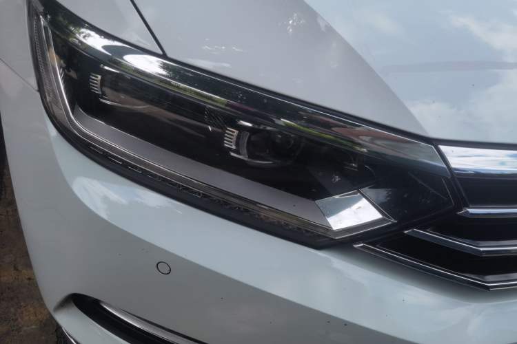 Used Volkswagen Variant 2018 380TSI Two-Wheel Drive Comfort Edition Right Front Headlight