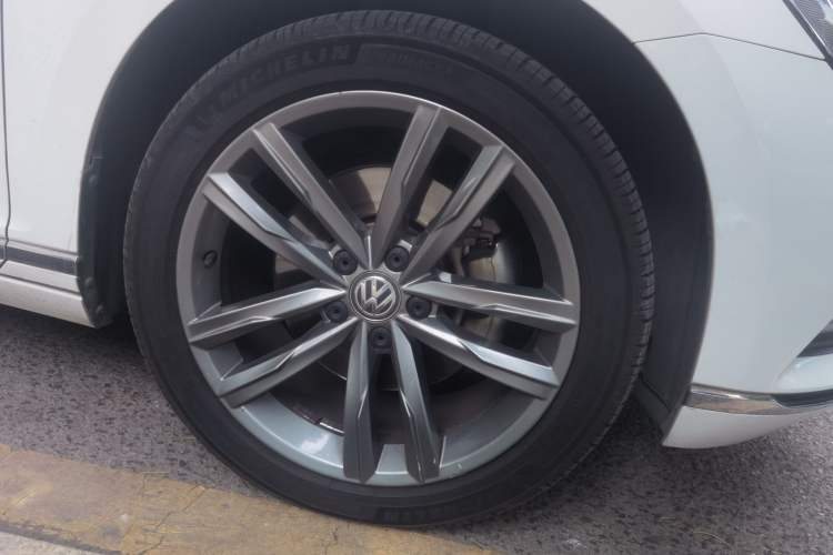 Used Volkswagen Variant 2018 380TSI Two-Wheel Drive Comfort Edition Right Front Wheel Hub