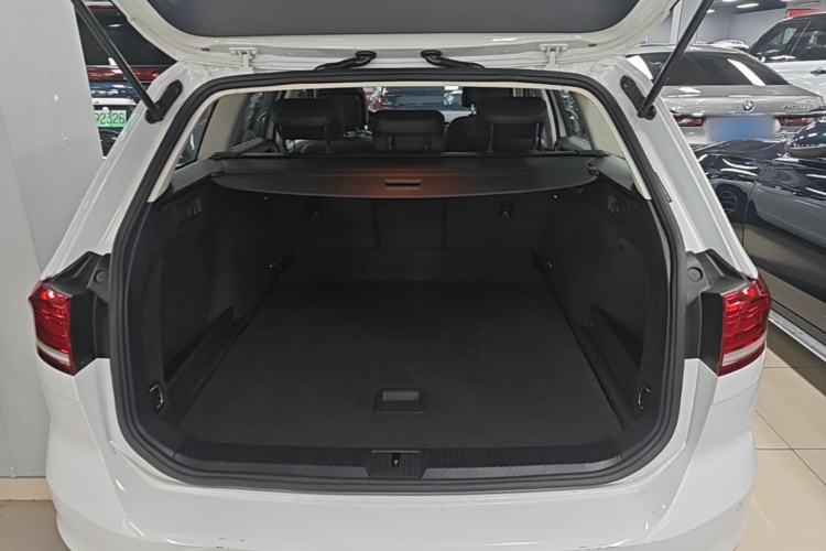 Used Volkswagen Variant 2018 380TSI Two-Wheel Drive Comfort Edition Trunk