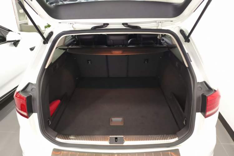 Used Volkswagen Variant 2018 380TSI Two-Wheel Drive Comfort Edition Trunk