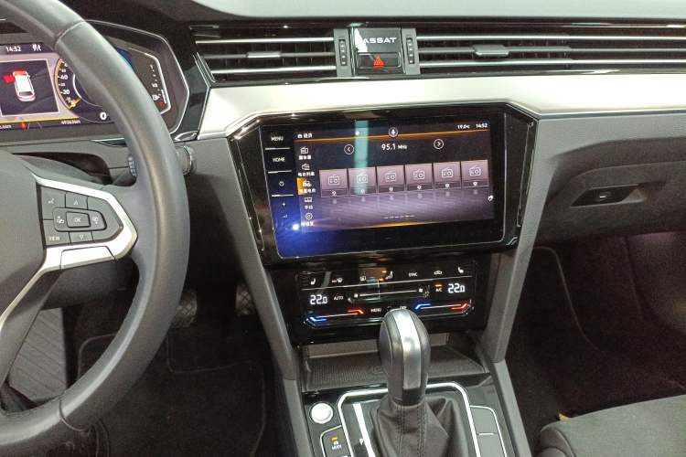 Used Volkswagen Variant 2021 2.0T Comfort Edition Audio And AC Panel