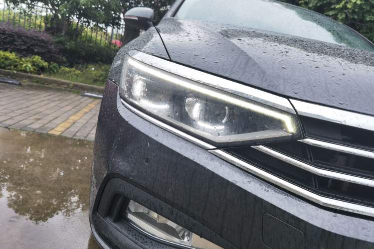 Used Volkswagen Variant 2021 2.0T Comfort Edition Right Front Headlight