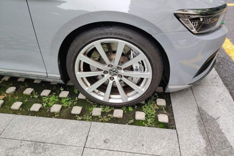 Used Volkswagen Variant 2021 2.0T Comfort Edition Right Front Wheel Hub
