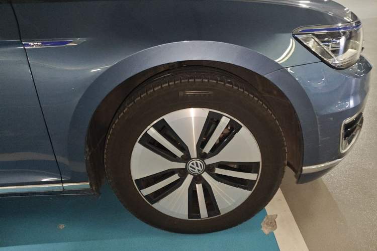 Used Volkswagen Variant New Energy 2019 GTE model Right Front Wheel Hub