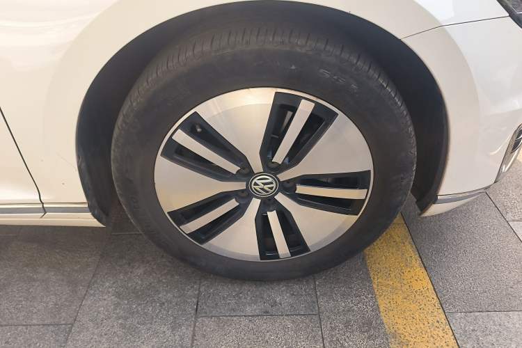Used Volkswagen Variant New Energy 2019 GTE model Right Front Wheel Hub