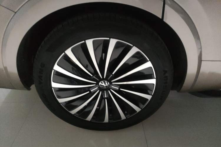 Used Volkswagen Viloran 2020 380TSI Prestige Edition Right Rear Wheel Hub