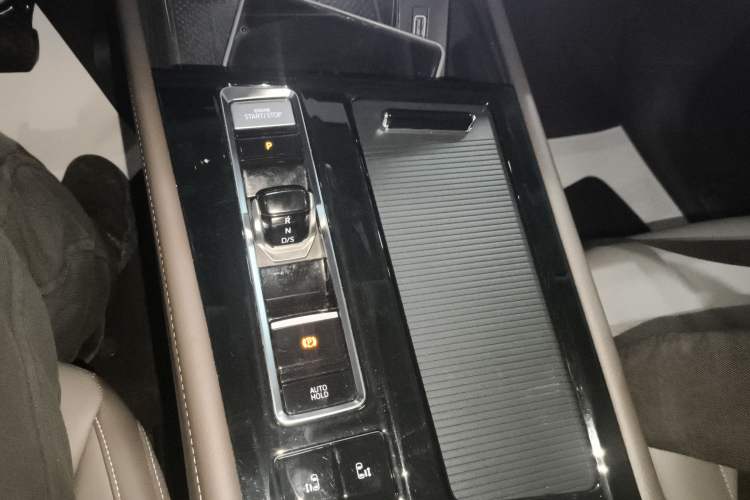 Used Volkswagen Viloran 2024 330TSI Luxury Edition Gear Lever