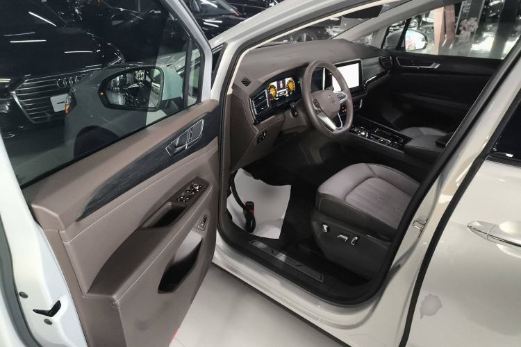 Used Volkswagen Viloran 2024 330TSI Luxury Edition Interior 3