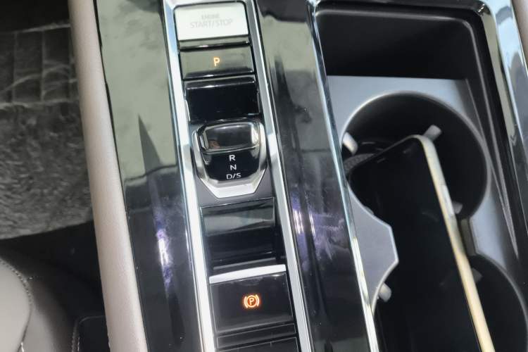 Used Volkswagen Viloran 2024 330TSI Luxury Edition Gear Lever