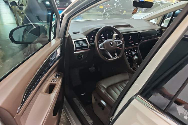 Used Volkswagen Viloran 2020 330TSI Luxury Edition Interior 3