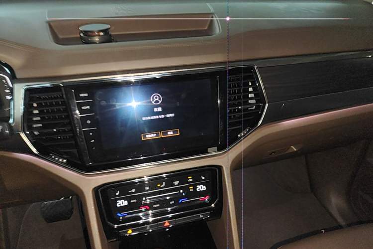 Used Volkswagen Viloran 2020 330TSI Luxury Edition Audio And AC Panel