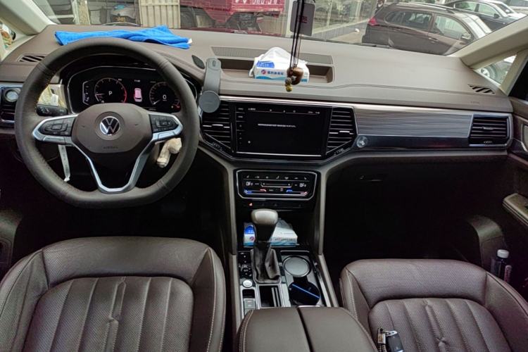 Used Volkswagen Viloran 2020 330TSI Luxury Edition Center Console
