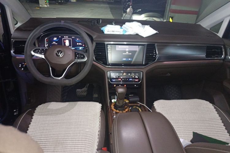 Used Volkswagen Viloran 2020 380TSI Prestige Edition Center Console