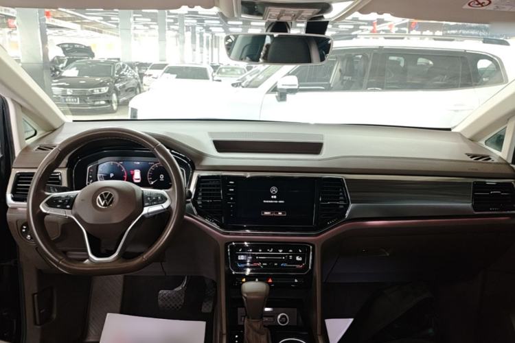 Used Volkswagen Viloran 2020 330TSI Luxury Edition Center Console