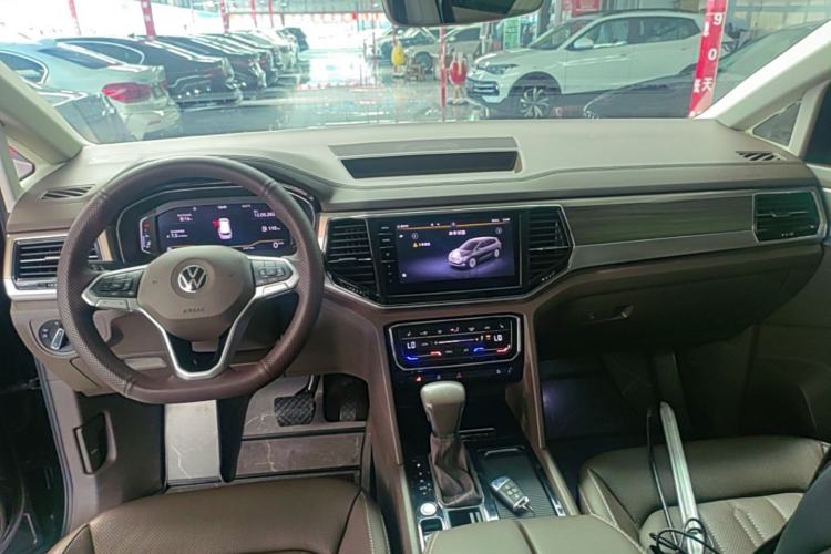 Used Volkswagen Viloran 2020 330TSI Luxury Edition Center Console