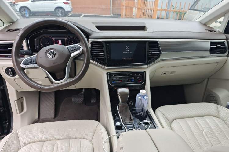 Used Volkswagen Viloran 2020 330TSI Luxury Edition Center Console