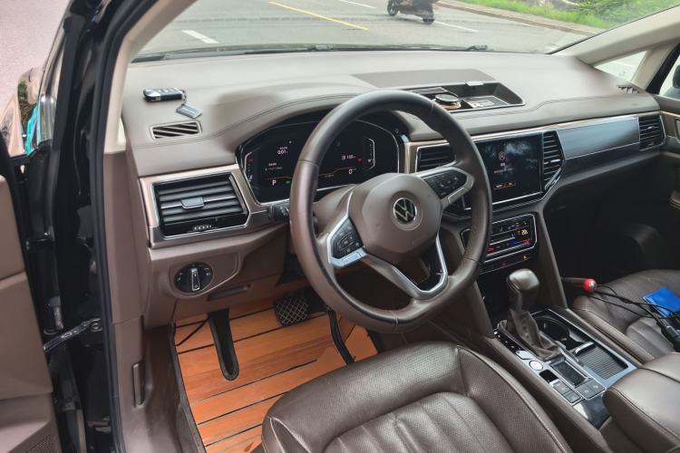 Used Volkswagen Viloran 2020 330TSI Luxury Edition Center Console