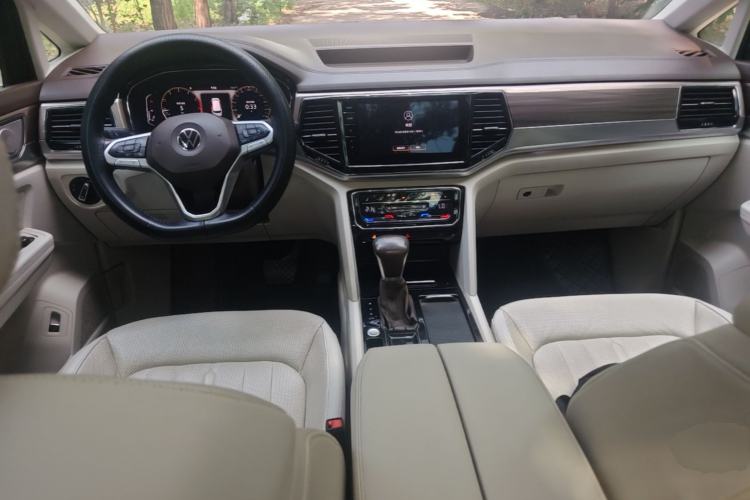 Used Volkswagen Viloran 2020 330TSI Luxury Edition Center Console