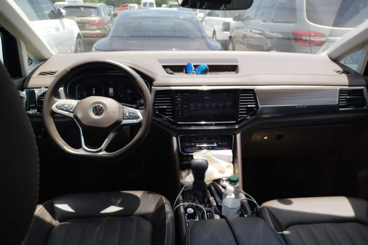 Used Volkswagen Viloran 2020 330TSI Luxury Edition Center Console