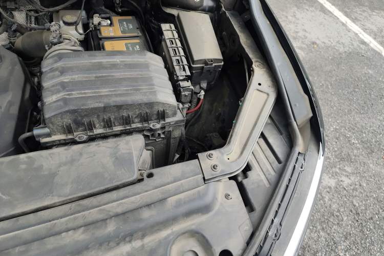 Used Volkswagen Viloran 2020 330TSI Luxury Edition Engine Bay Left