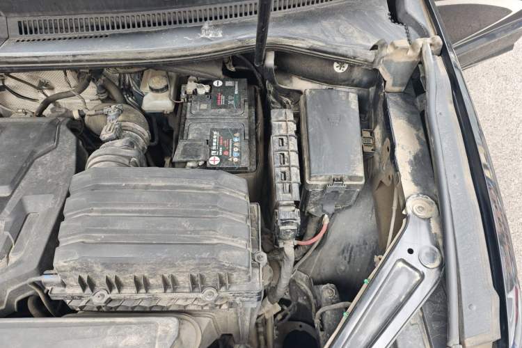 Used Volkswagen Viloran 2020 330TSI Luxury Edition Engine Bay Left