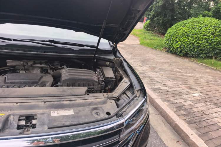 Used Volkswagen Viloran 2020 330TSI Luxury Edition Engine Bay Left