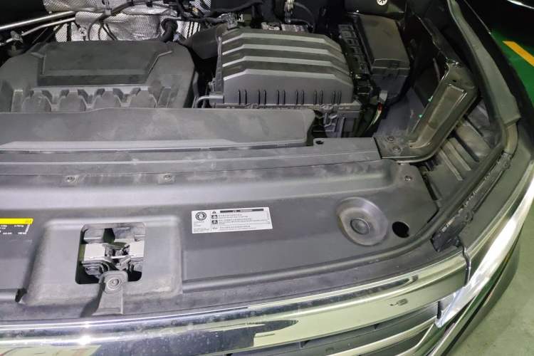 Used Volkswagen Viloran 2020 330TSI Luxury Edition Engine Bay Left