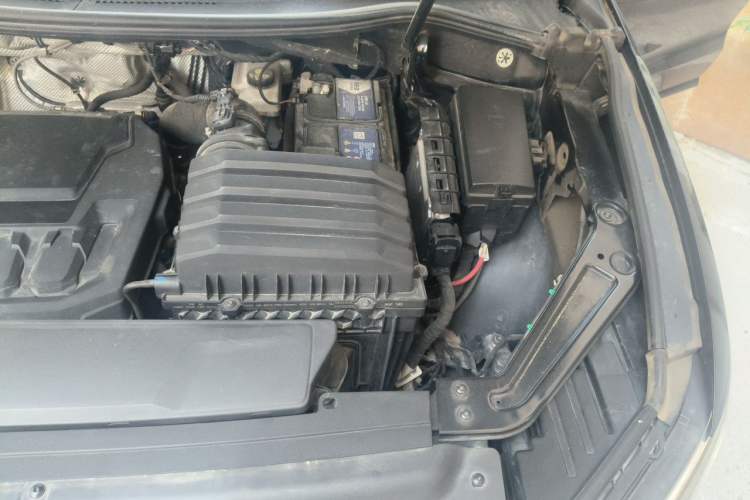 Used Volkswagen Viloran 2020 330TSI Luxury Edition Engine Bay Left
