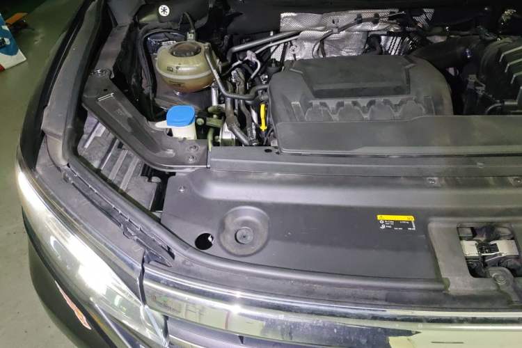 Used Volkswagen Viloran 2020 330TSI Luxury Edition Engine Bay Right