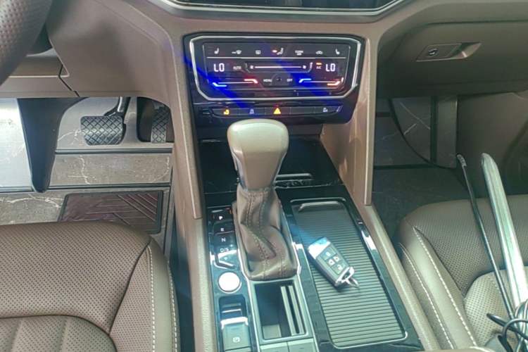 Used Volkswagen Viloran 2020 330TSI Luxury Edition Gear Lever