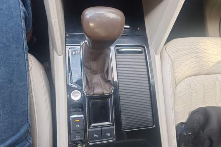 Used Volkswagen Viloran 2020 330TSI Luxury Edition Gear Lever