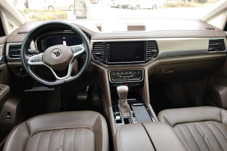 Used Volkswagen Viloran 2020 330TSI Luxury Edition Interior 2