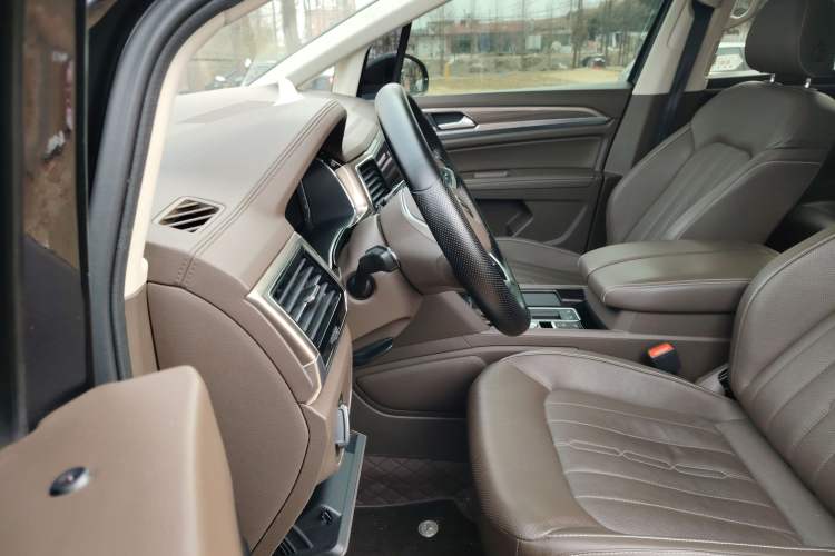 Used Volkswagen Viloran 2020 330TSI Luxury Edition Interior 3