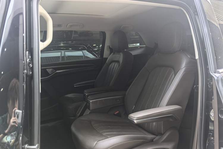 Used Volkswagen Viloran 2020 330TSI Luxury Edition Interior 4