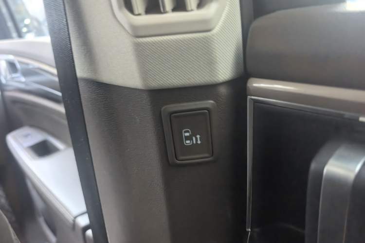 Used Volkswagen Viloran 2020 330TSI Luxury Edition Interior 5